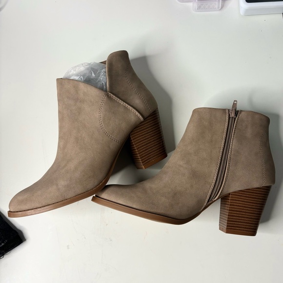 QUPID NWT TAN ANKLE BOOTIES US9 - Picture 2 of 5